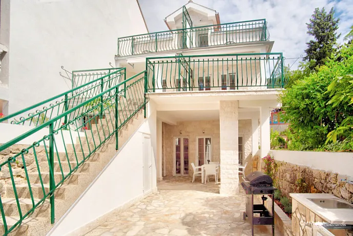 Two-Bedroom Apartment with Spacious Terrace and Garden Just 20m from the Beach!
